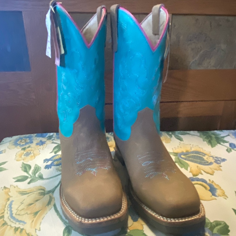 Girls western boots.
